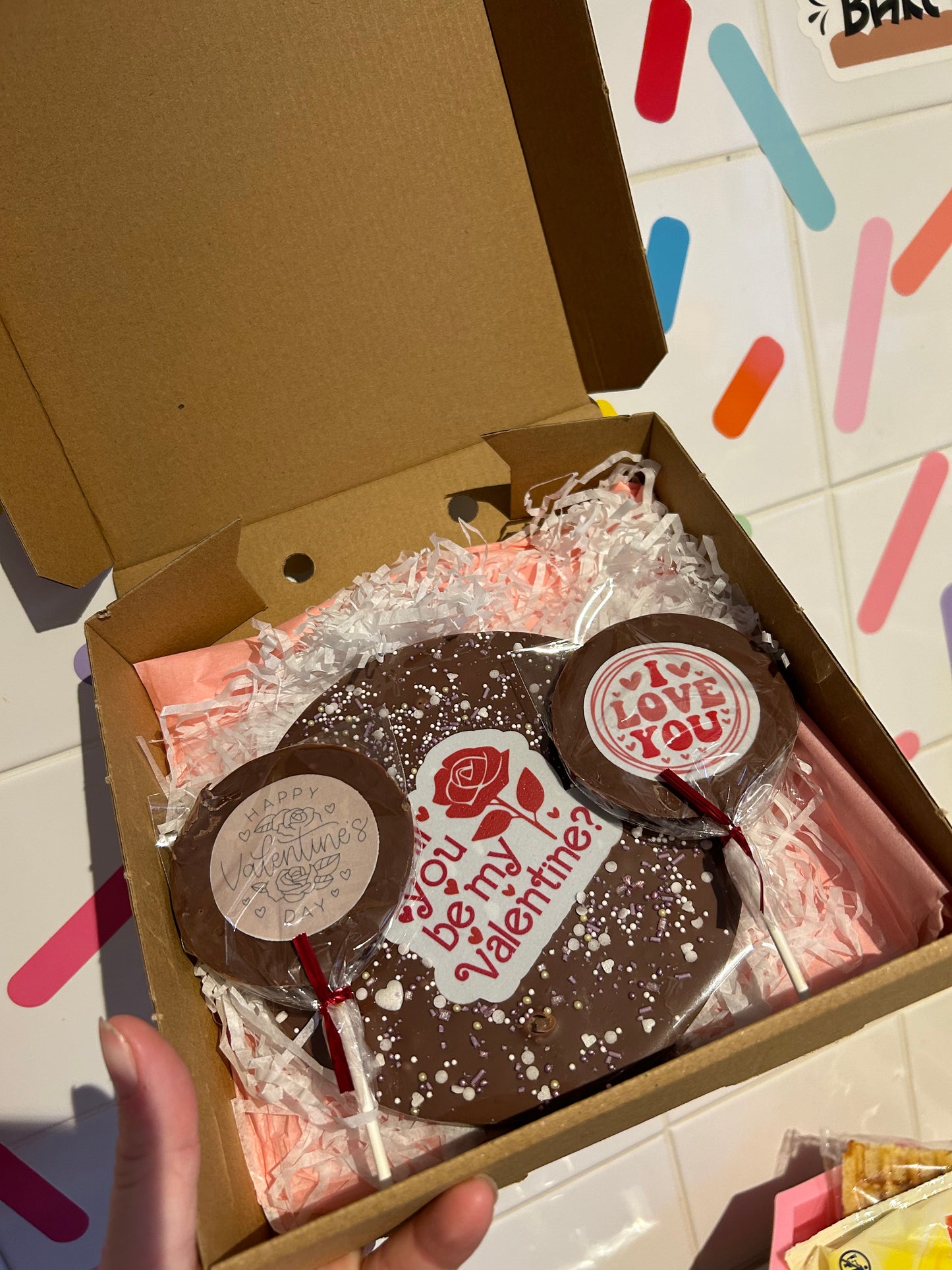 Large valentines coin with 2 chocolate lollies